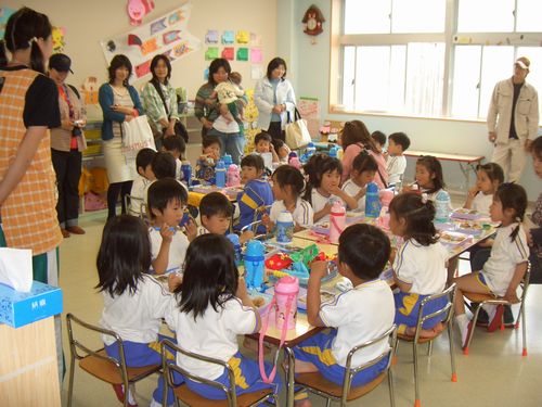☆幼稚園では、どんな風に食べているのかな。